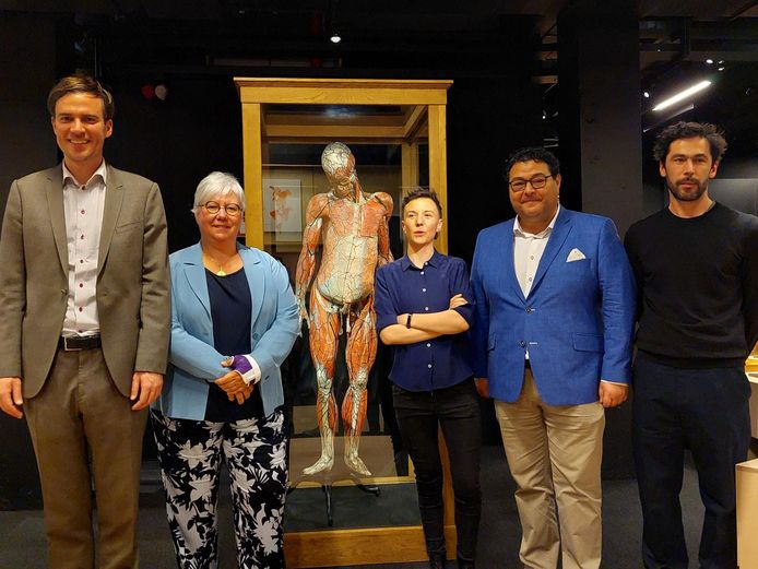 Opening van 'Phallus' in het GUM met vlnr. burgemeester Mathias De Clercq (Open Vld), vice-rector van de UGent Mieke Van Herreweghe, directeur van het GUM Marjan Doom, schepen voor Cultuur Sami Souguir (Open Vld).