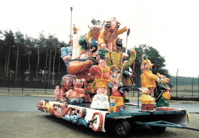 Bouwclub De Bokkerijders uit Huijbergen mocht vanaf 1982 twaalf jaar lang zijn carnavalswagens bouwen op Vliegbasis Woensdrecht. Fotograferen mocht daar niet, dus deden ze dat net buiten de hekken.