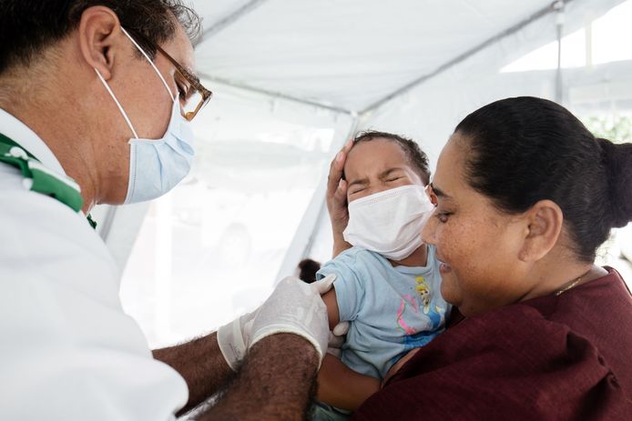 Een baby krijgt haar mazelen-inenting in Samoa.