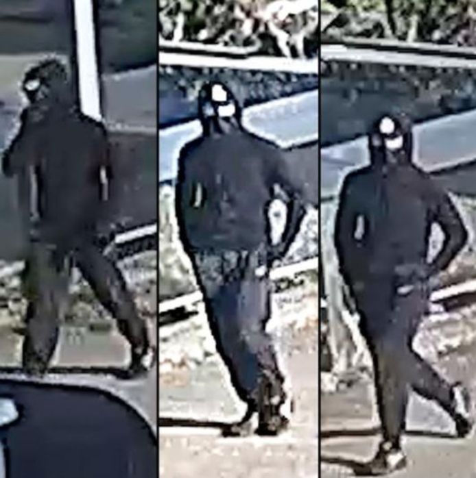 Le deuxième individu portait un pantalon de training noir, un sweat noir à capuche, des baskets noires et des gants noirs.