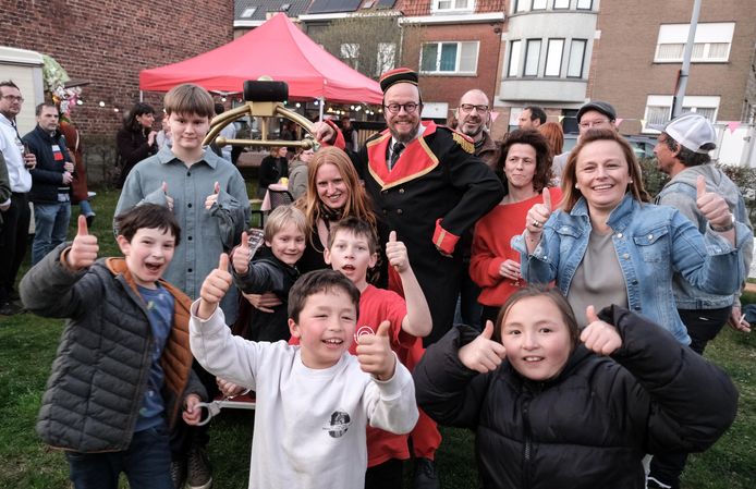 Er was zaterdagavond een eerste buurtfeest met een stadsartiest. Op het graspleintje op de hoek van de Elfde Julilaan en Deken Degryselaan, met goochelaar Tom Meert