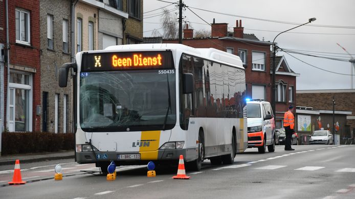 De schade op de voorzijde van de lijnbus was groot, na het ongeval aan een oversteekplaats op het kruispunt van de Guido Gezellelaan met de Ezelbrugstraat in Menen, op 1 december 2021.