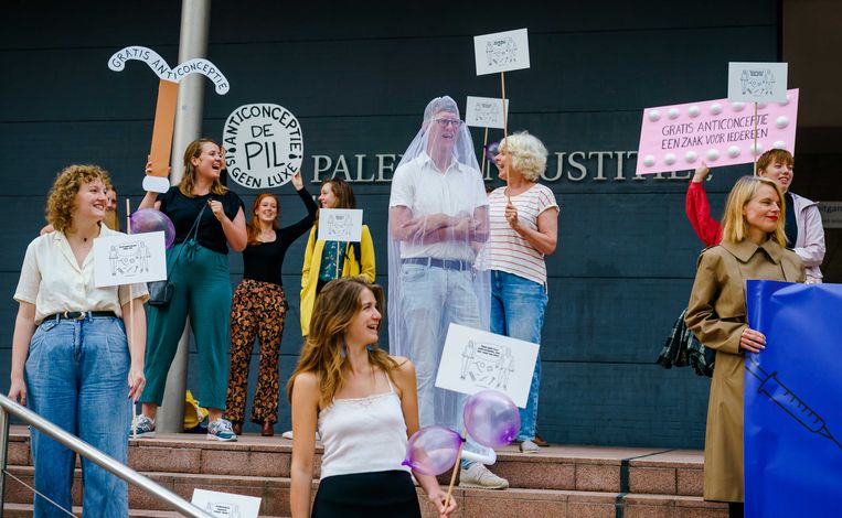 Demonstranten bij de rechtbank voor aanvang van een bodemprocedure van onder meer vrouwenrechtenorganisatie Bureau Clara Wichmann tegen de Nederlandse staat. Beeld ANP