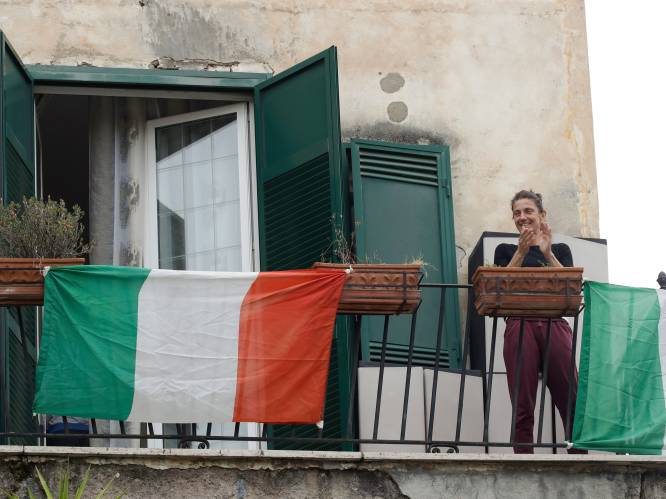 Hartverwarmende flashmob: Italianen applaudisseren samen op balkons om alle zorgverleners te bedanken
