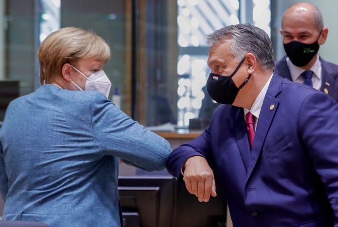 De Duitse bondskanselier Angela Merkel (l) begroet de Hongaarse premier Orbán (r).