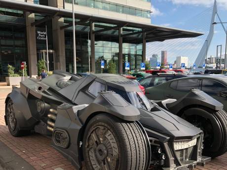 Batmobile gespot op de Kop van Zuid: ‘Opeens komt Batman voorbij’