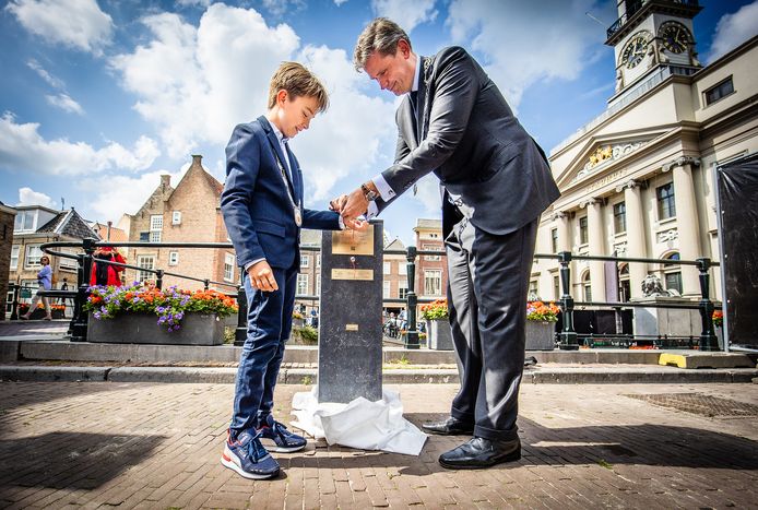 In Dordrecht werd vorige maand een coronamonument onthuld bij het stadhuis.