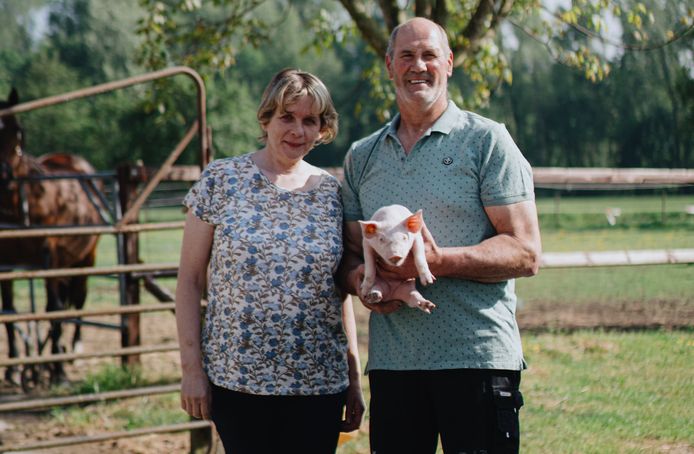 Luc Huyghe en zijn vrouw Kathleen. “Ik begrijp er niets van. Erg groot is ons bedrijf niet. We hebben 25 paarden en 200 varkens. In 2013 hebben we nog een nieuwe stal in gebruik genomen die emissiearm is.”