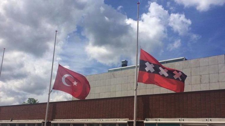 De Turkse vlag woensdagmiddag halfstok, naast het Andreaskruis aan de Stopera Beeld Gemeente Amsterdam