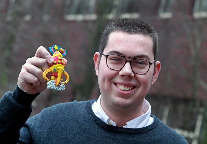 Nathan van Kaam is de nieuwe Prins Carnaval van Halsteren , met het insigne in de hand.
