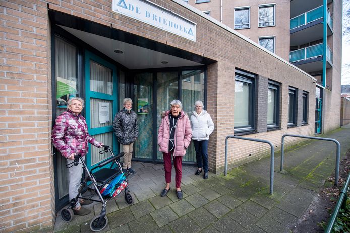 Wil Voges, Truus Segers, Grada Blömer en Wil Grob (vanaf links) zijn sprakeloos. Ze staan bij De Driehoek, voor een dichte deur. Sint Joseph heeft het buurthuis voor ouderen gesloten.