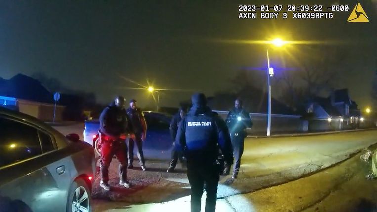 Beelden van de fatale arrestatie leidden tot het ontslag en de vervolging van de vijf betrokken agenten. Beeld AP