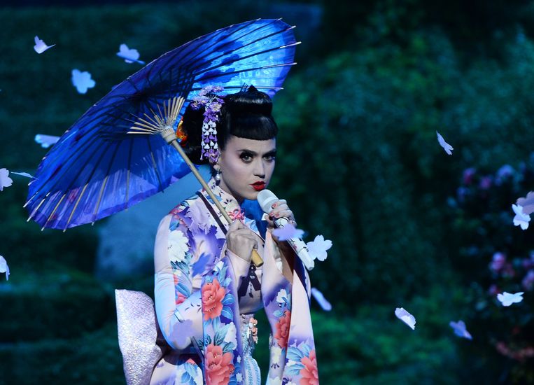 Katy Perry als geisha; haar verkleedpartijen leveren haar flink wat kritiek op. Beeld Photo News