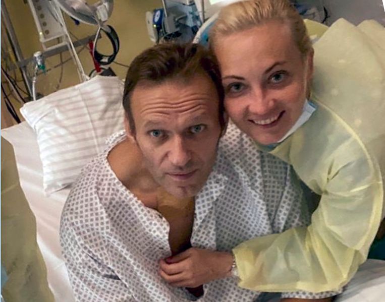 Oppositieleider Aleksej Navalny in het ziekenhuis na zijn vergiftiging. Beeld AP