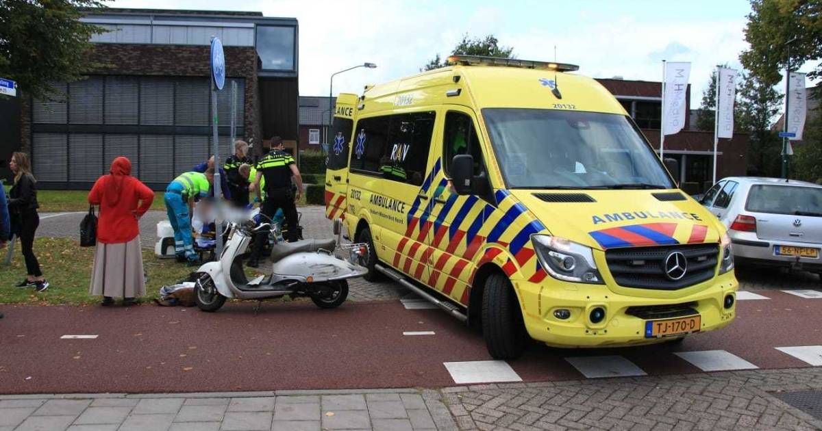 Automobilisten met spoed naar het ziekenhuis na botsing tegen boom.