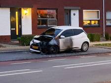 Geparkeerde auto vliegt in brand in Glanerbrug