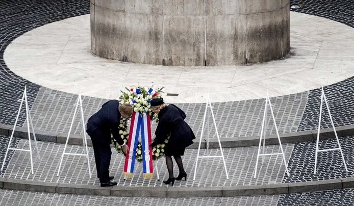 Koning Willem-Alexander en koningin Maxima leggen een krans bij het Nationale Monument op de Dam tijdens de nationale dodenherdenking.