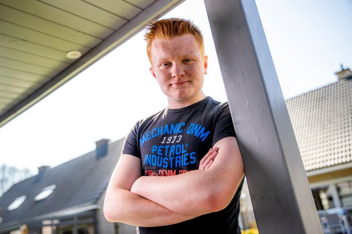 Het onzekere jongetje van toen is vandaag een mooie jongeman uit één stuk van zestien jaar.