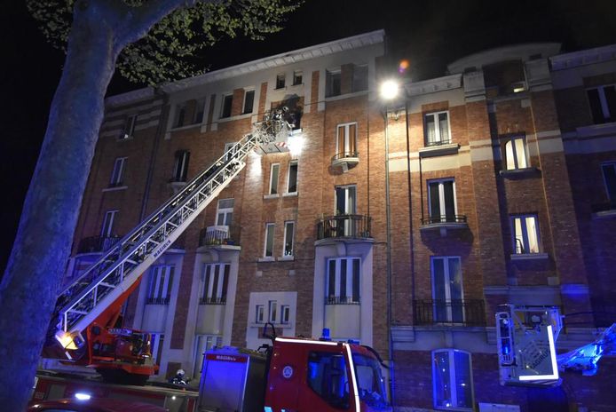 Bij de brand in Schaarbeek liep een flatgebouw grote schade op.