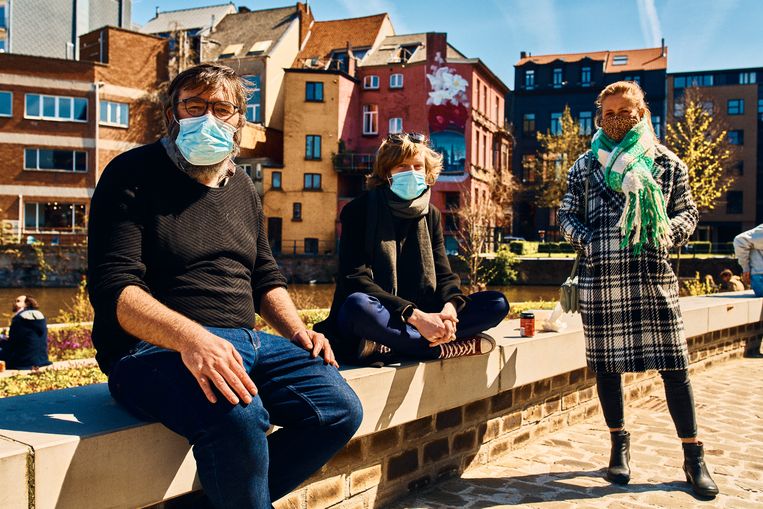 Op een steenworp van het kunstencentrum genieten Peter Bogaert, Joran Van Daele en Annelies Van Steenberge van het zonnetje. Van Daele: 'Dat dat gebouw vroeger van de socialisten was, heb ik bij pas in mijn lessen politieke geschiedenis geleerd.' Beeld Thomas Nolf