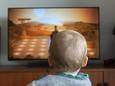 Een elf maanden oud kind kijkt naar een peuterprogramma op de televisie.