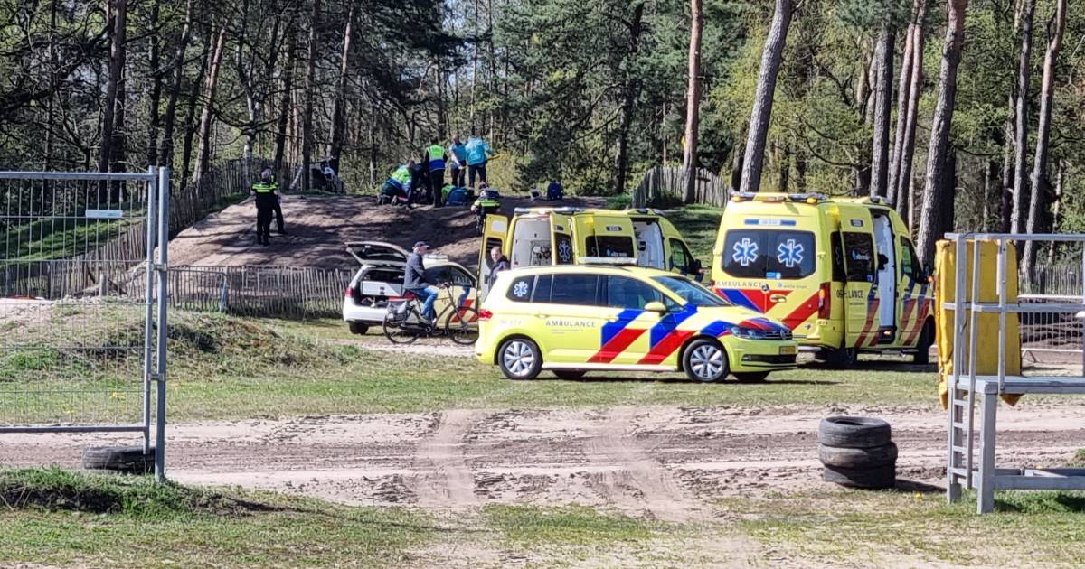 Motorcrosser raakt zwaargewond bij trainingsongeluk: vermoedelijk geraakt door collega.