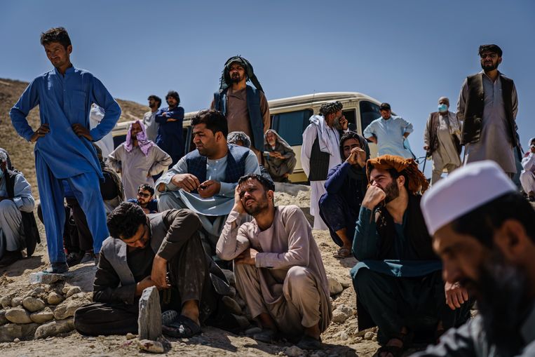 Familieleden rouwen tijdens de begrafenis van een Afghaanse man, Abdul Raouf, die omkwam bij de aanslagen op de luchthaven van Kaboel. Beeld Photo News