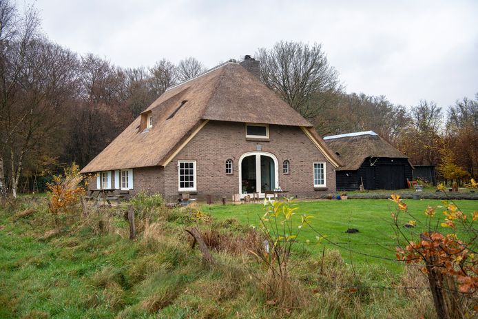 De woning van Monique Nijhof aan de Hattumseweg in Vaassen, die door een verkeerd gezette streep op de tekening volgens het bestemmingsplan niet bestaat.
