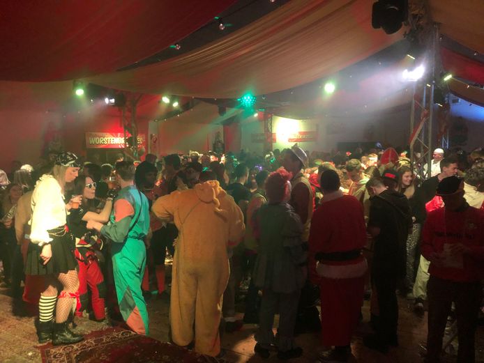 Het Koffieconcert in Biezenmortel lijkt niet veel op het origineel: Het is in een zaal in plaats van een café, er is een DJ, er zijn stevige beats maar ook enkele bandjes.