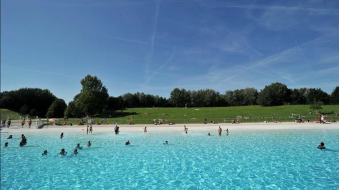 Het zwembad in Davreil nabij Parijs