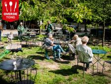 Boscafé De Beken: na een complimentje volgt een liefdevolle kus op de wangen 