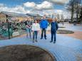 Schooldirecteuren Barry Hellings (De Spindel, links) en Jory Vos (De Toermalijn, tweede van links) en bewoners Mart Kimmel en Bas Plasman (rechts) op de kleurrijke, maar voor weggebruikers onduidelijke ‘shared space’ achter het Talentencentrum in Bavel.