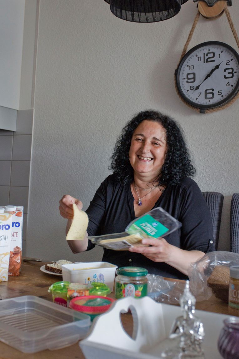 Lydia Bekkers, één van de ondertekenaars van de petitie voor veganistische maaltijden in de zorg. (Hier met vegan kaas.) Beeld Otto Snoek