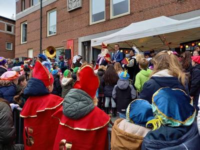 Hij komt, hij komt, die lieve goede Sint: maar waar en wanneer komt Sinterklaas aan in de dorpen van