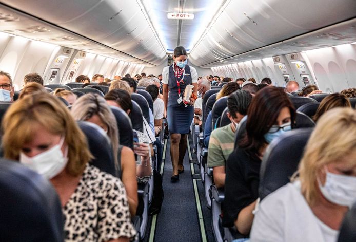 Passagiers met mondmasker op een vlucht van Corendon met bestemming Bulgarije