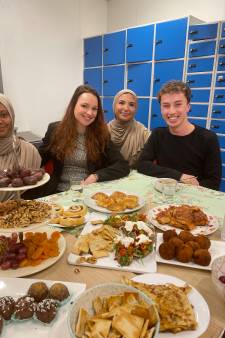 Iftar bij supermarkt brengt culturen bij elkaar: ‘Inleven in medewerkers die meedoen aan de ramadan’
