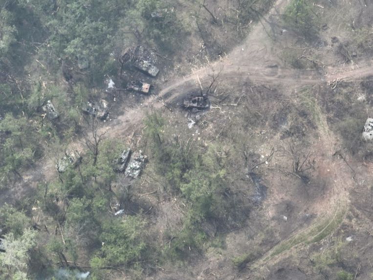 4. Ook verder weg van de rivier liggen tientallen tanks en pantservoertuigen verspreid. Beeld rv