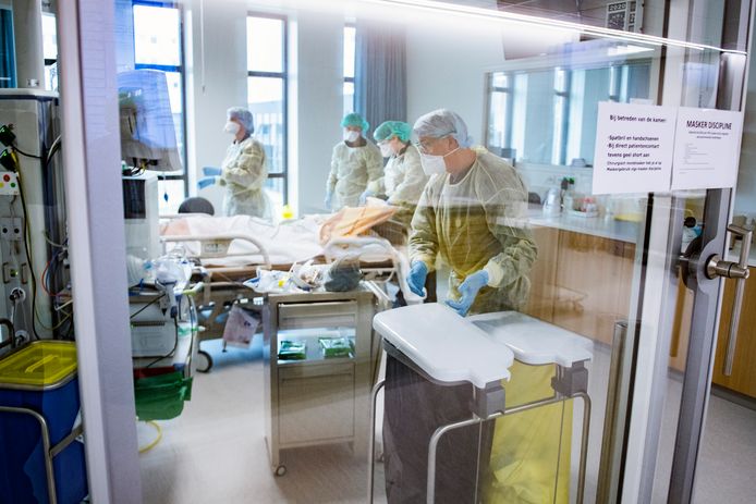 Het Amphia gaat mogelijk bijna een derde van haar bedden voor de opvang van coronapatiënten gebruiken.