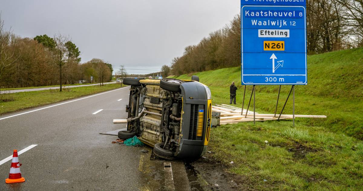 Meerdere ongelukken op Midden-Brabantweg door spekglad wegdek na flinke hagelbui.