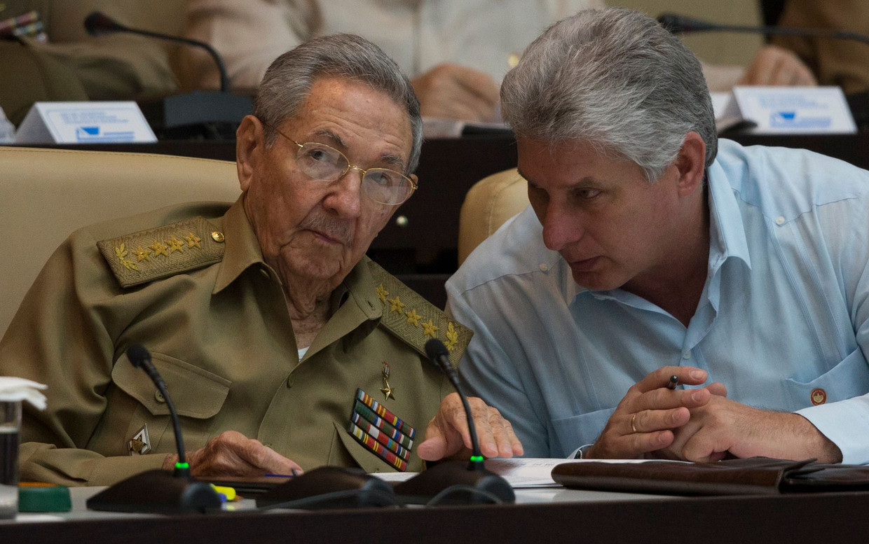 De Cubaanse president Raul Castro (L) in juli 2016 in gesprek met zijn eerste vice-president Miguel Diaz-Canel, tijdens de openingssessie van het parlementaire jaar in Cuba. Beeld AFP