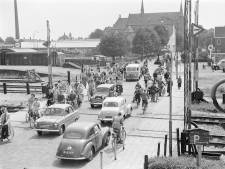 Al meer dan 100 jaar wordt geklaagd over de overweg in de Molenstraat, maar een oplossing is nooit gevonden 