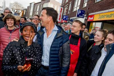 Mark Rutte in Ede: veel selfies, maar regiodossiers blijven dicht