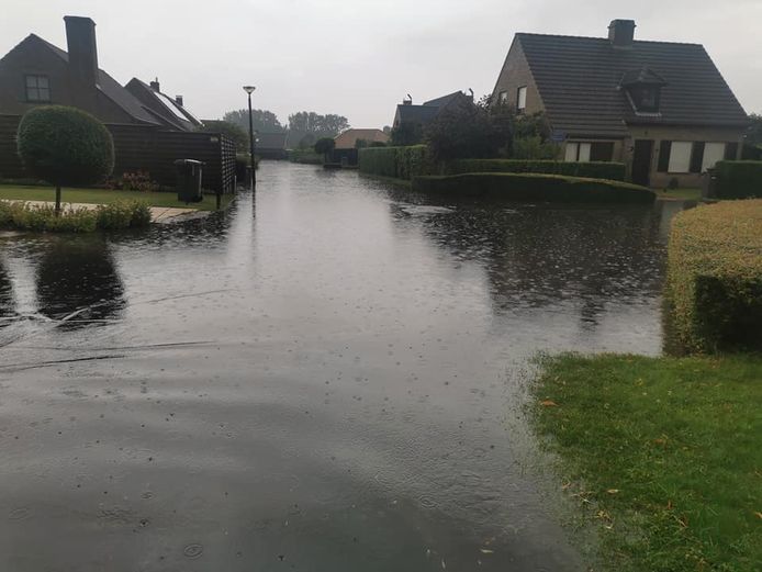 Verschillende straten in Nieuwpoort staan blank, zoals hier de Pemenhoek.