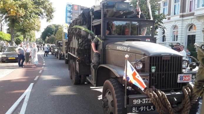 Filerijden in Nijmegen door de lange stoet van militaire voertuigen