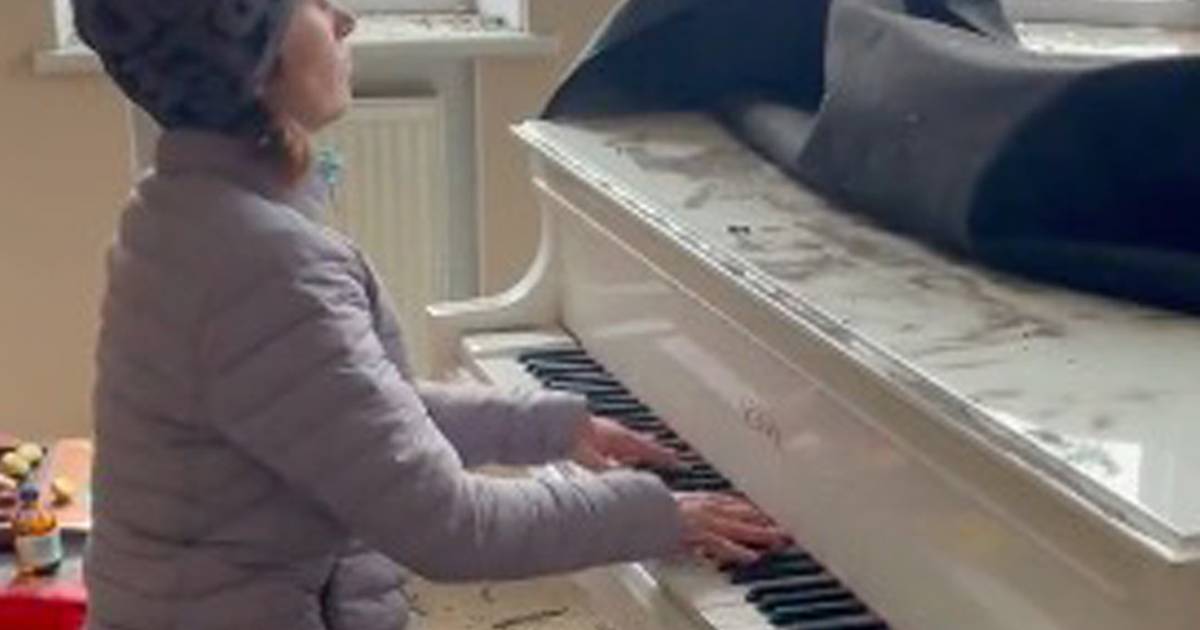 Украинка в последний раз играет на пианино в разбомбленном доме |  Украина и Россия война