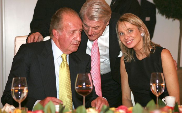 Corinna Larsen had van 2004 tot 2009 een affaire met de Spaanse oud-koning Juan Carlos. Op deze foto zie je hen met architect Manfred Osterwald in Stuttgart in 2006.