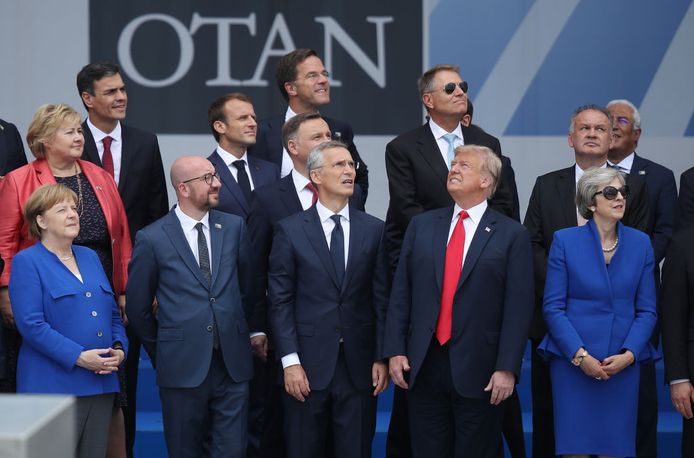 Op de eerste rij kijken Angela Merkel, Charles Michel, Jens Stoltenberg en Theresa May naar links, terwijl Donald Trump rechts iets heeft gezien.