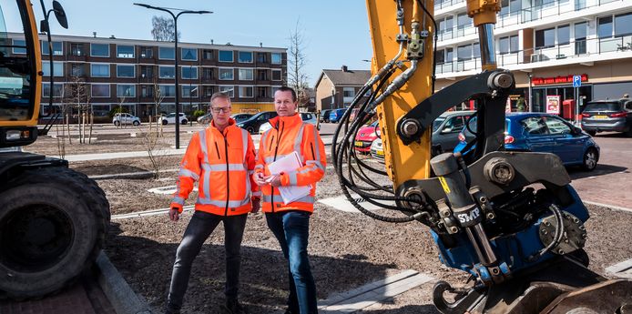 Rob Hegeman (links) en Ronny Derkzen van de gemeente, op het gerenoveerde Oogstplein dat wadi's, groen en meer verlichting heeft gekregen.