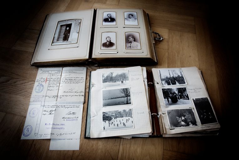 Foto's en documenten uit het archief van de schoonfamilie van Jan Konst. Beeld Falko Siewert