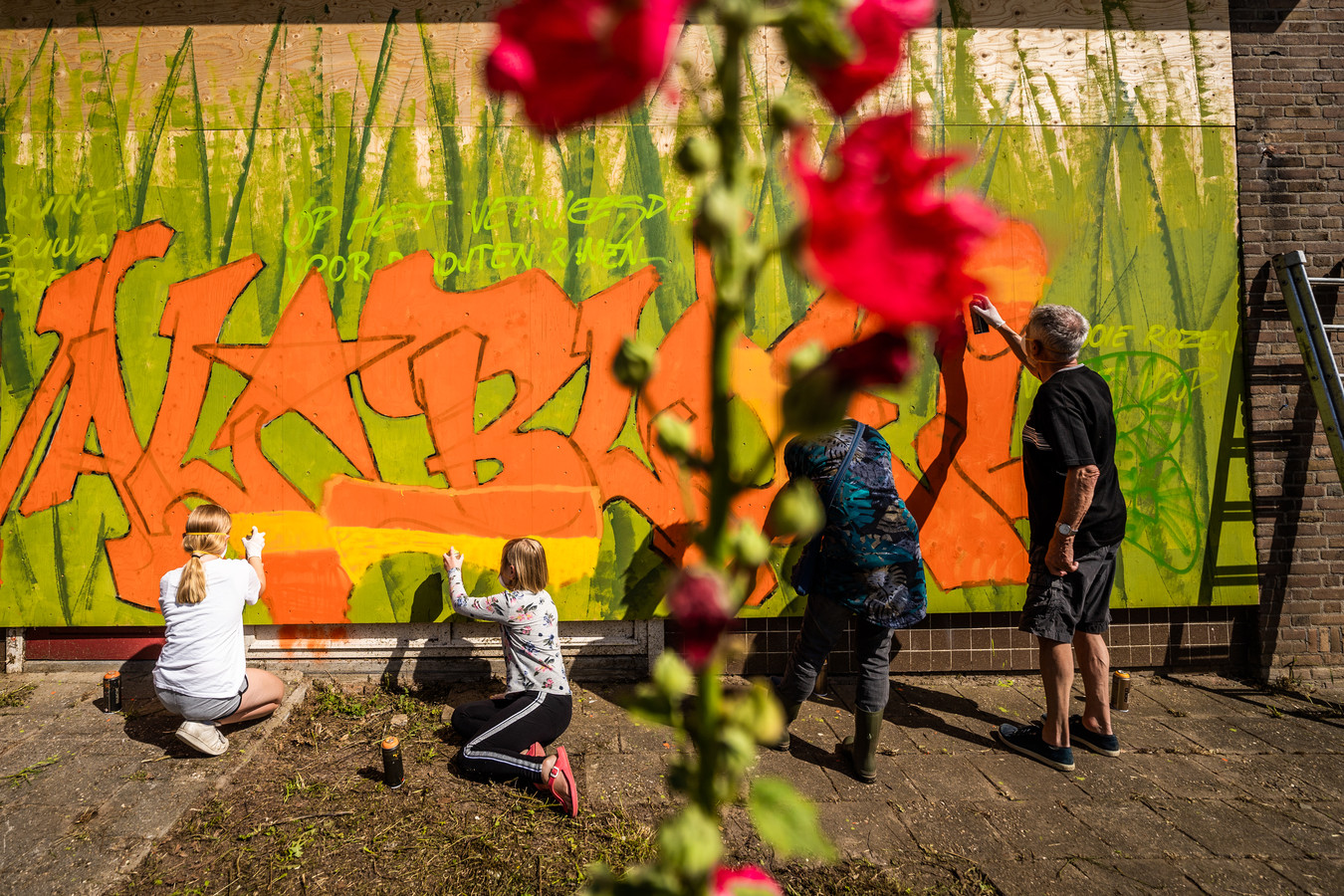 Inwoners van Zetten brengen graffiti-kunst aan op de de lege kleuterschool aan de Wouterplasstraat.